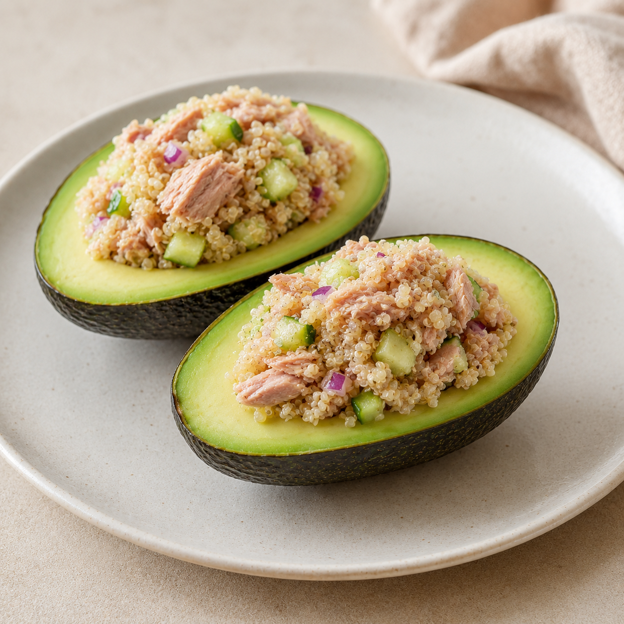 Aguacates rellenos de quinoa y atún