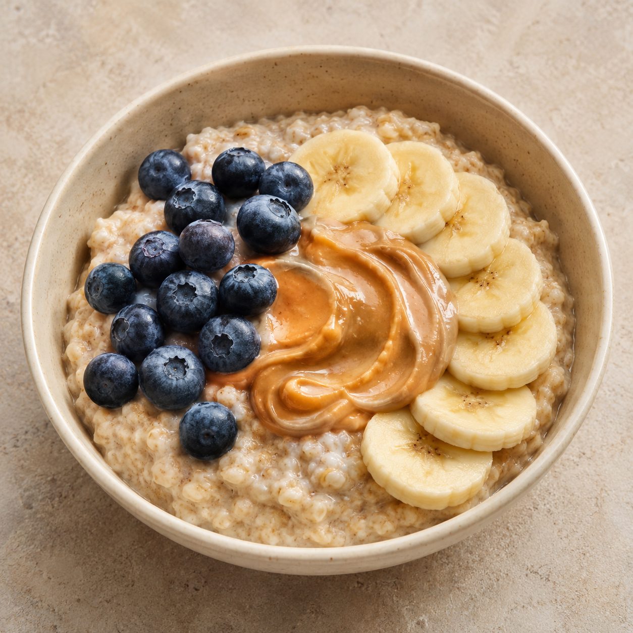 Bowl de avena con arándanos, plátano y crema de cacahuete