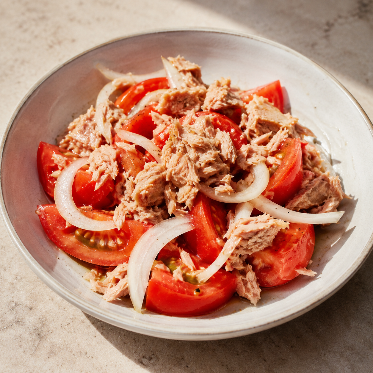 Ensalada de tomate y atún con cebolla