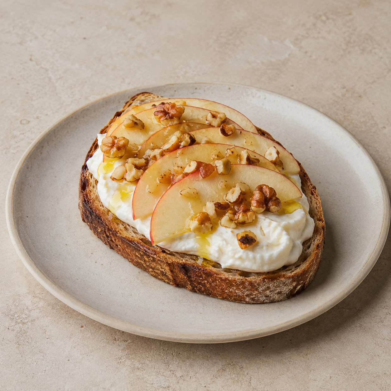 Tosta con burrata, manzana y frutos secos