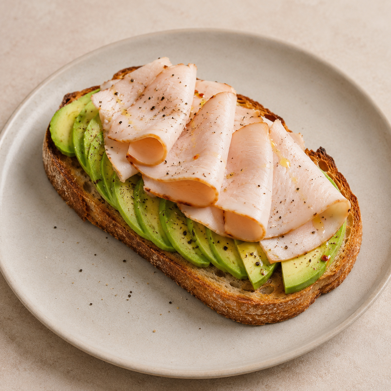 Tosta de aguacate y pavo